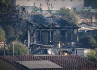El incendio de Girona alcanza algunas casas en Calonge y amenaza con extenderse más por Les Gavarres