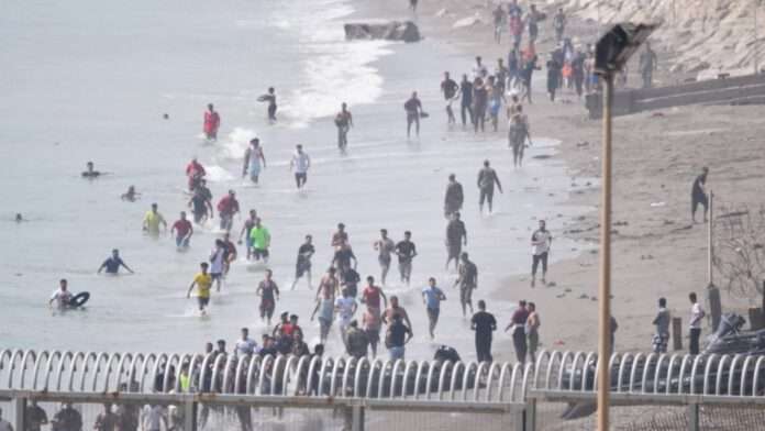 europapress_7695205_imagen_migrantes_cruzando_frontera_ceuta-2